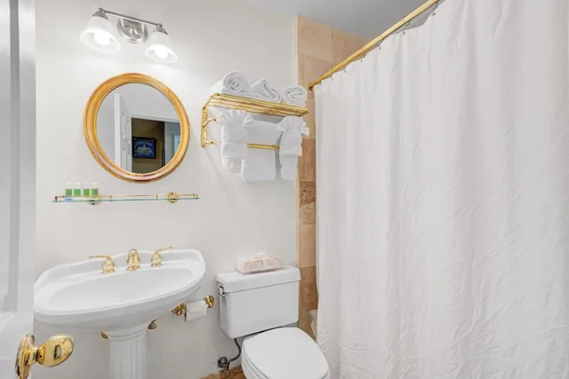 Room, King Bed, Private Bathroom, with Pool، The Hewitt Wellington Hotel 9/9