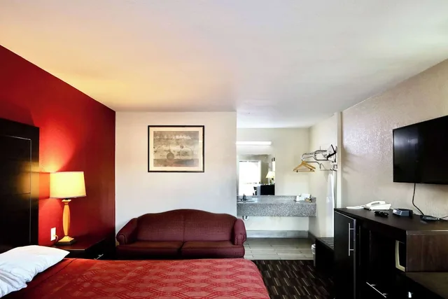 غرفة قياسية بسرير كينج مع أريكة، Rodeway Inn Pauls Valley 2/5