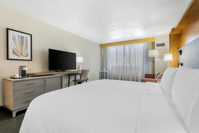 غرفة بسرير كينج مع أريكة، Holiday Inn Orlando Intl Drive - Conv Center 5/10