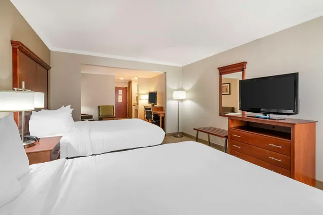 جناح بسريرين كوين مع أريكة، Syracuse Grand 1/3