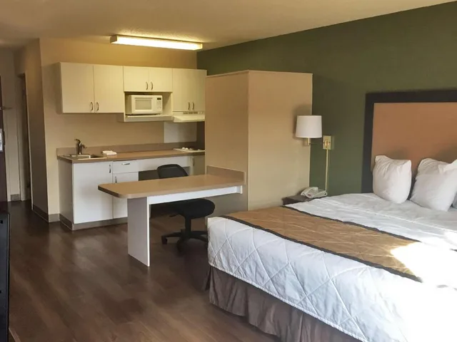 Studio, King Bed, Accessible, Extended Stay America Select Suites - Chicago - Hanover Park 3/10