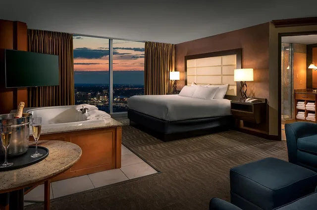 غرفة ركنية بسرير كينج بجاكوزي للمدخنين، Seneca Niagara Resort Casino 1/1