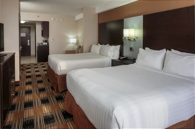 جناح بسريرين كوين بمنطقة جلوس، Holiday Inn Express And Suites Ottawa East Orleans 2/10