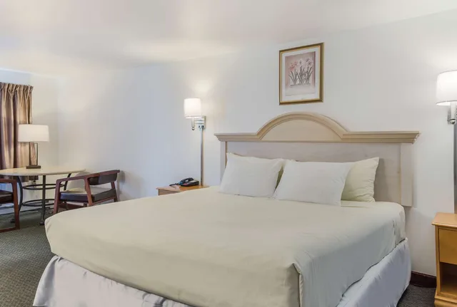 غرفة بسرير كينج، Americas Best Value Inn Suites Hyannis Cape Cod 2/6