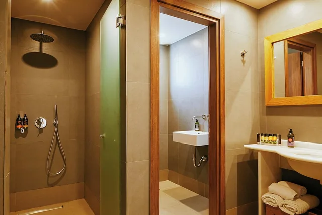 Superior, Queen Bed, Lateral Side Sea View, Shared Pool، GRAND BAY BEACH RESORT KOLYMBARI 3/3