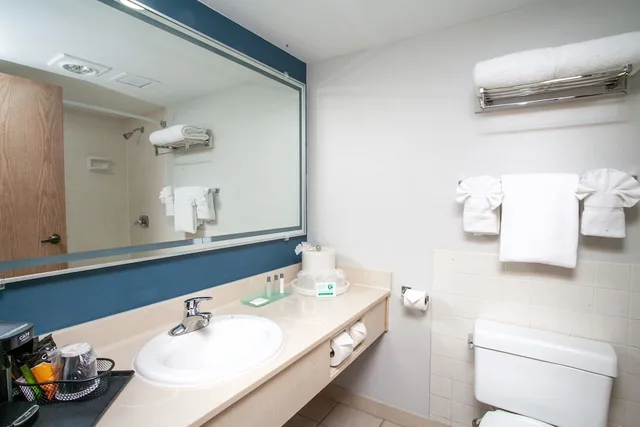 Room, 2 Queen Beds, The Chateau Hotel And Conference Center 6/8