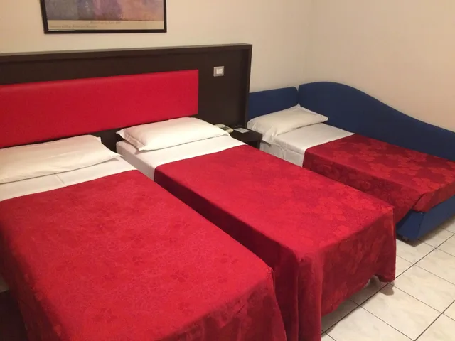 غرفة قياسية ثلاثية بسرير مزدوج وسرير فردي، Hotel Al Corso 1/2