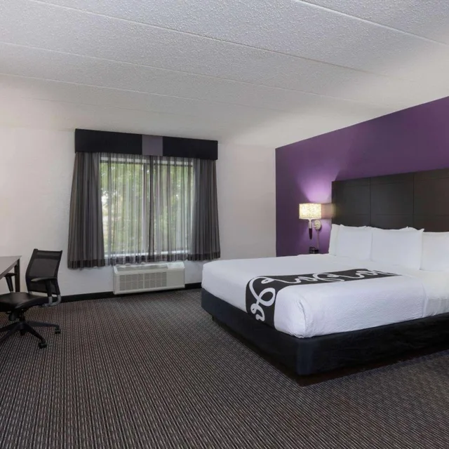 غرفة ديلوكس بسرير كينج مع أريكة، La Quinta Inn & Suites by Wyndham Clifton/Rutherford 1/5