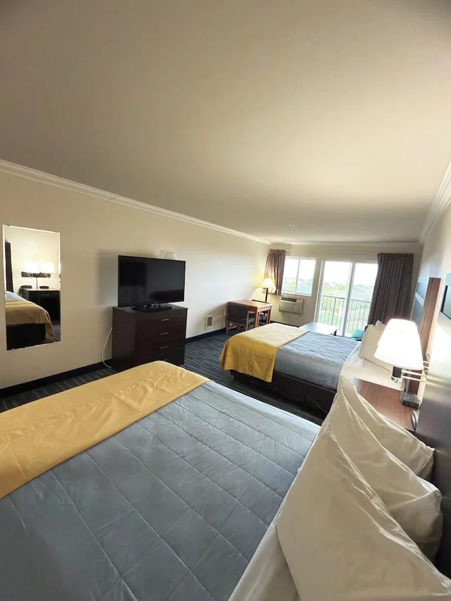 غرفة فاخرة بسريرين كوين بإطلالة على البحر مع أريكة، Coratel Inn and Suites By Jasper Ocean Shores 5/7
