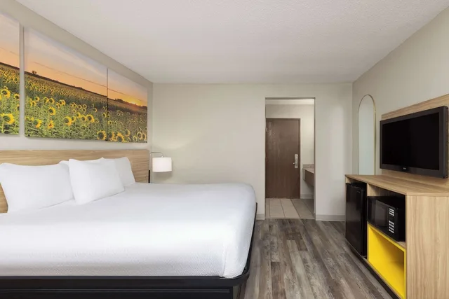 غرفة بسرير كينج للمدخنين، Days Inn & Suites By Wyndham Kansas City South 1/6