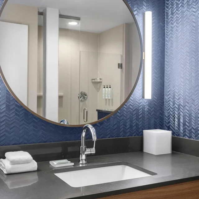 غرفة بسرير كينج وسريرين كوين، Fairfield Inn & Suites Madison Historic Eagle Cotton Mill 5/7