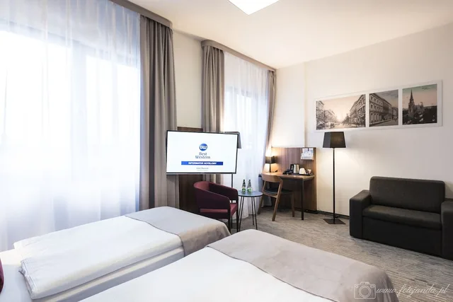 غرفة قياسية بسريرين منفصلين مع أريكة، Best Western Hotel Mariacki 6/7