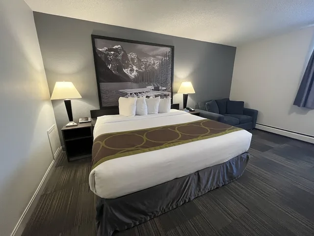 غرفة ديلوكس بسرير كينج، Super 8 by Wyndham Macleod Trail Calgary 1/4