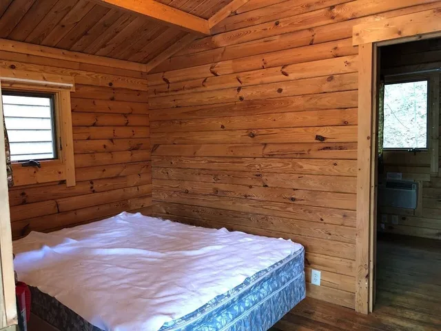 كابينة كلاسيكية بسرير كوين وأسرّة بطابقين، Basswood Resort 1/1
