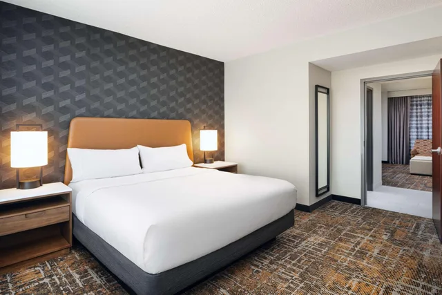 جناح بسرير كينج بغرفتين مع أريكة، Embassy Suites by Hilton Huntsville 2/8