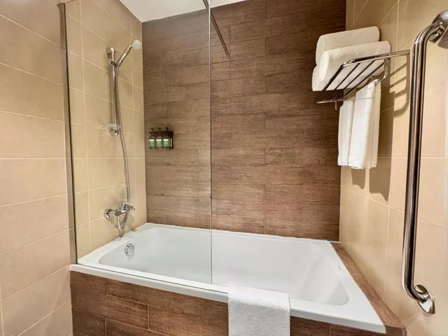 جناح بسرير كينج بإطلالة على البحر بغرفة نوم واحدة يُسمح فيها بالحيوانات الأليفة، Staybridge Suites Doha Lusail 10/10