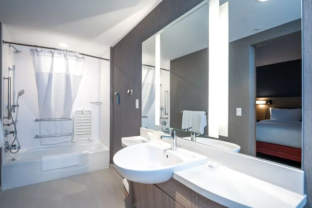 جناح بسرير كينج مع سرير سحّاب إضافي لذوي الإعاقة، SpringHill Suites by Marriott Kenosha 8/10