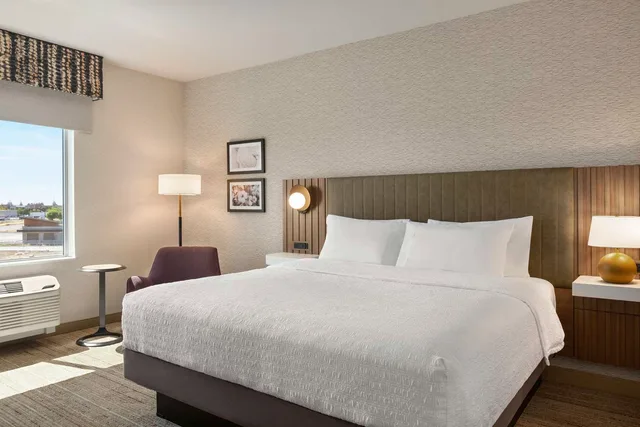 غرفة بسرير كينج لذوي الإعاقة، Hampton Inn Stockton, CA 2/3