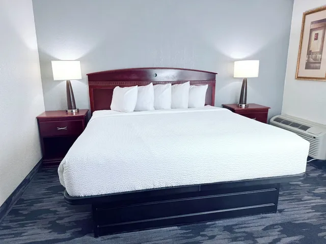 غرفة بسرير كينج، Baymont By Wyndham Michigan City 3/5