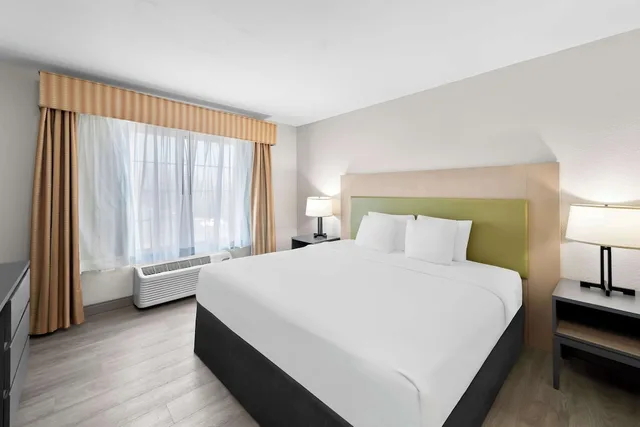 جناح بسرير كينج بغرفة نوم واحدة، Country Inn & Suites by Radisson, Topeka West, KS 3/9