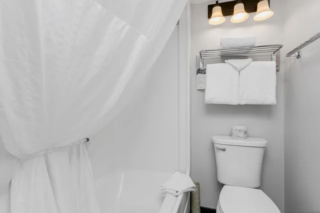 Room, 2 Double Beds, Tonquin Inn Jasper Hotel 6/8
