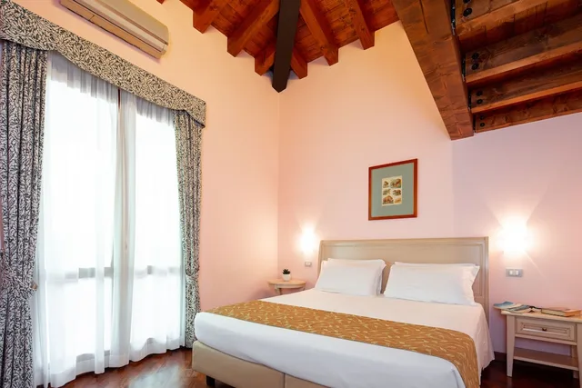 لوفت كلاسيكي بسريرين كوين بإطلالة على الحديقة مع أريكة، Domina Borgo Degli Ulivi 2/6