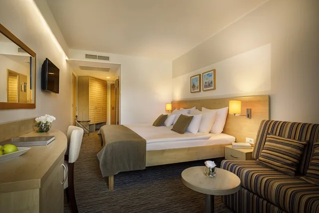 غرفة بسرير كوين مع أريكة، Valamar Parentino Hotel 2/3
