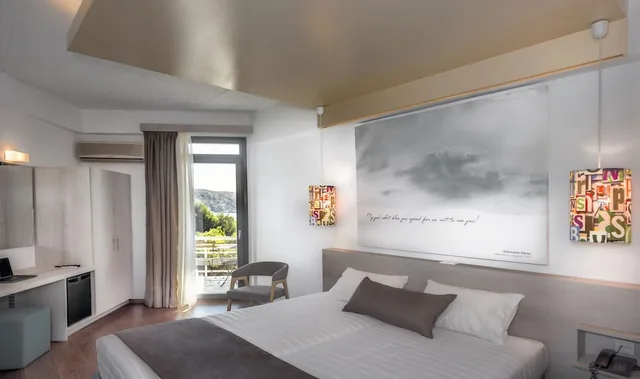 غرفة بسريرين منفصلين وسرير كوين بإطلالة على الحديقة، The Grove Seaside Hotel 3/9