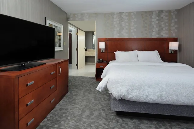 استوديو بسرير كينج بشرفة مع أريكة، Courtyard by Marriott Beckley 1/1