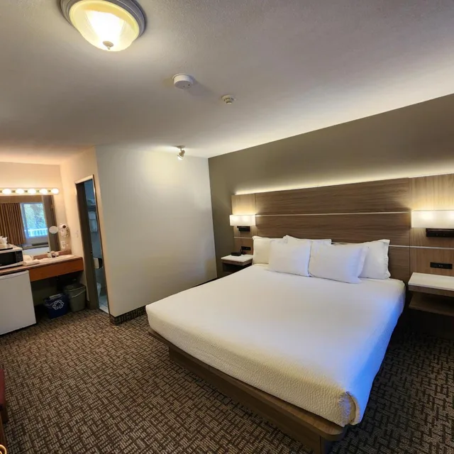 غرفة ديلوكس بسرير كينج، Days Inn by Wyndham Penticton Conference Centre 3/5