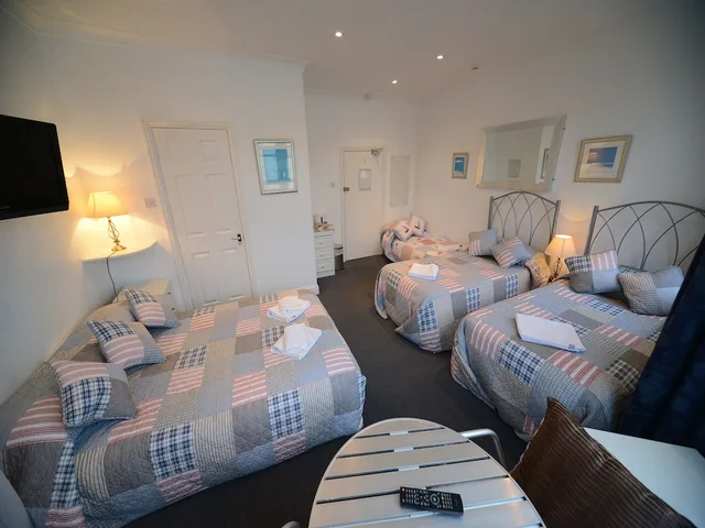 Family, 3 Beds, Marine View 8/10