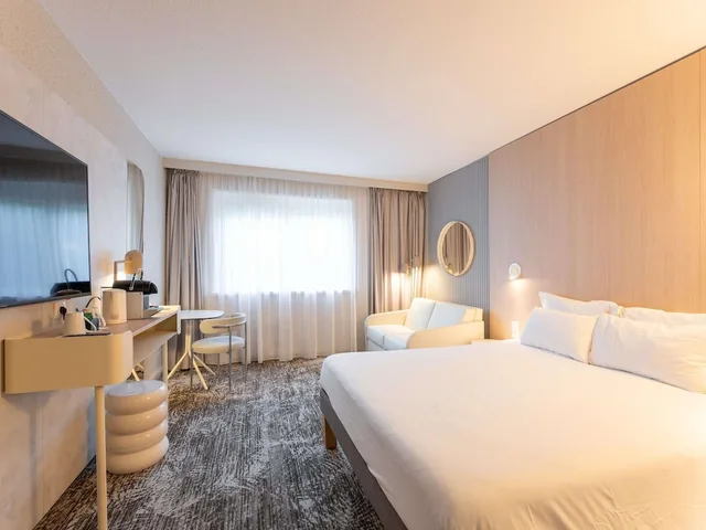 غرفة تنفيذية بسرير مزدوج مع أريكة، Novotel Macon Nord 1/5