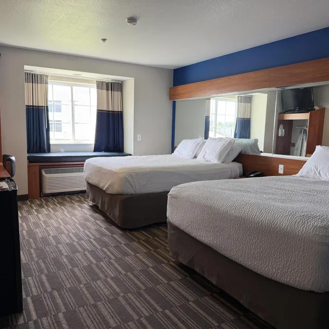 غرفة بسريرين كوين يُسمح فيها بالحيوانات الأليفة، Microtel Inn & Suites Huntsville 4/8