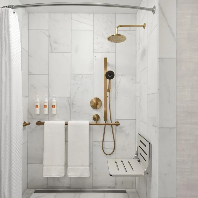غرفة بسرير كينج لذوي الإعاقة، The Pfister Hotel 4/5