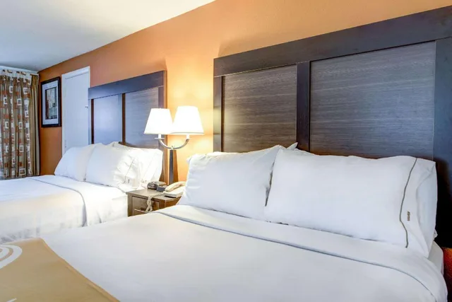 غرفة عائلية بسرير كينج وسريرين كوين مع أريكة، Quality Inn Creekside - Downtown Gatlinburg 1/1