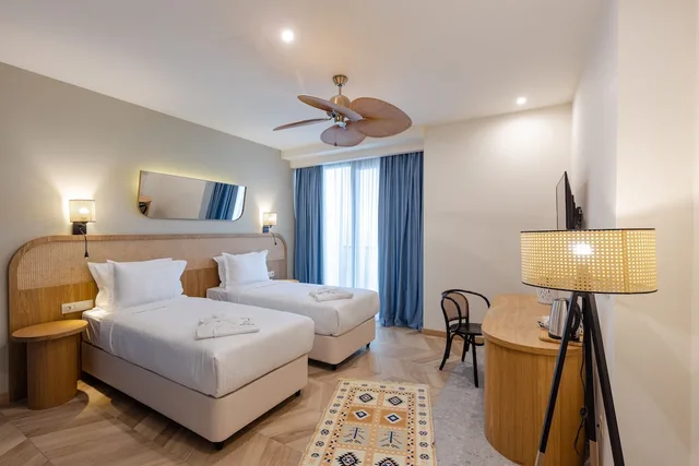 جناح كلاسيكي بسرير كينج مع أريكة، MiraMar Luxury Residences 1/3