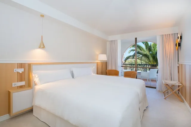غرفة بسريرين منفصلين بإطلالة جزئية على البحر، Iberostar Selection Anthelia 1/2