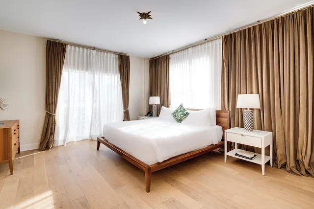 جناح غراند بسرير كينج بشرفة، The Savoy Hotel & Beach Club 2/3