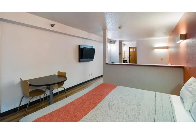 غرفة بسرير كينج للمدخنين، Motel6 Davenport, IA 2/3
