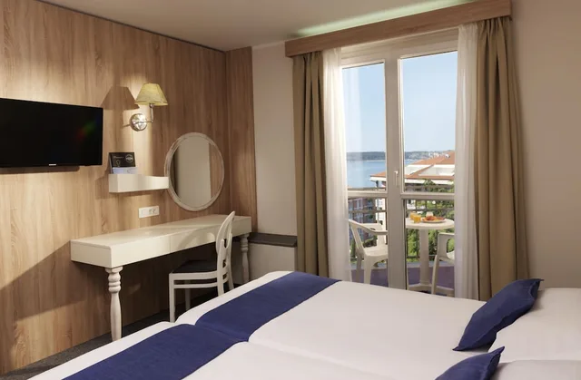 غرفة قياسية بسرير مزدوج بإطلالة على البحر بشرفة، Socializing Hotel Mirna Lifeclass Hotels Spa 3/4