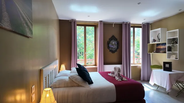 Double Bed, La Font Vineuse Hotel Spa 2/4