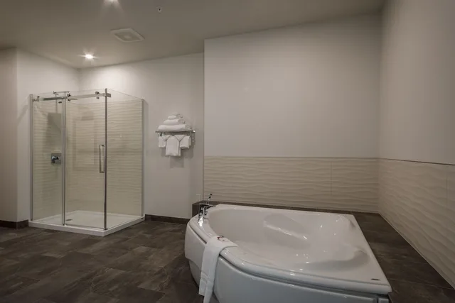 جناح بسرير كينج بجاكوزي، Ramada Revelstoke 8/8