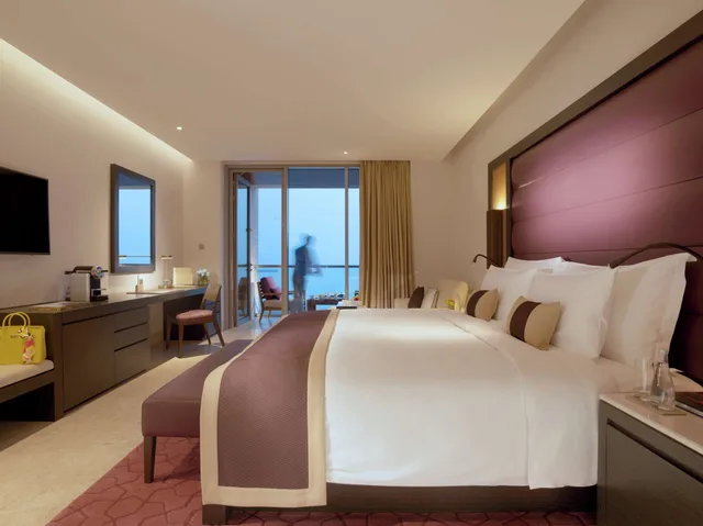 غرفة ديلوكس بسرير كينج بشرفة بغرفة نوم واحدة، Kempinski Hotel Muscat 5/8