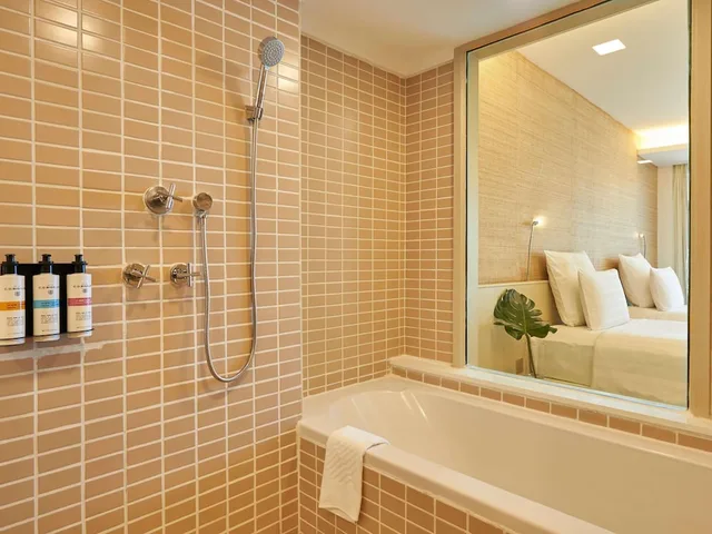 غرفة تنفيذية بسرير كينج بإطلالة على البحر مع دخول صالة النادي، Pullman Pattaya Hotel G 3/6
