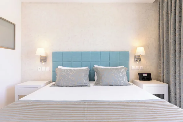 غرفة بسرير مزدوج مع سرير إضافي بإطلالة جزئية على البحر، Melina Bay Boutique Hotel 3/6