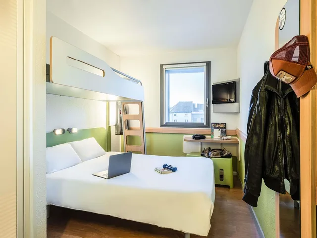غرفة بسرير مزدوج وسرير بطابقين، Ibis Budget Brussels South Ruisbroek 1/6