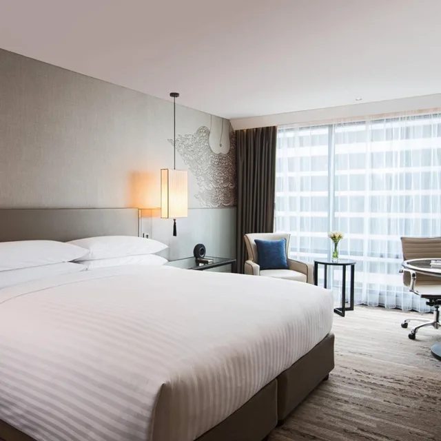 غرفة بسرير كينج مع دخول صالة النادي، Bangkok Marriott Marquis Queens Park 3/6
