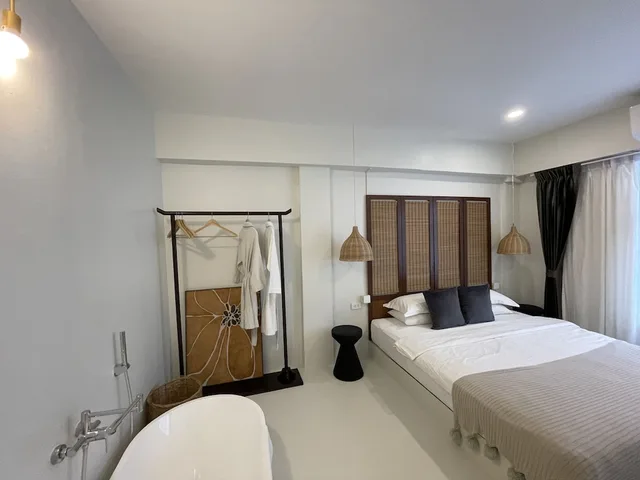 غرفة بريميوم بسرير كينج بحوض استحمام، Yolo Bangkok Boutique Hotel 1/7