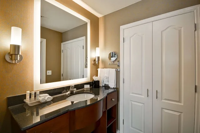 Room, King Bed, Pool View, Accessible, Homewood Suites Wilmington Mayfaire 3/3