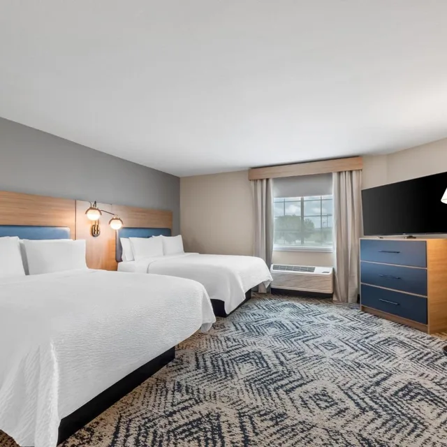 Room, 2 Double Beds, Bathtub, Accessible, Candlewood Suites Victoria 2/4